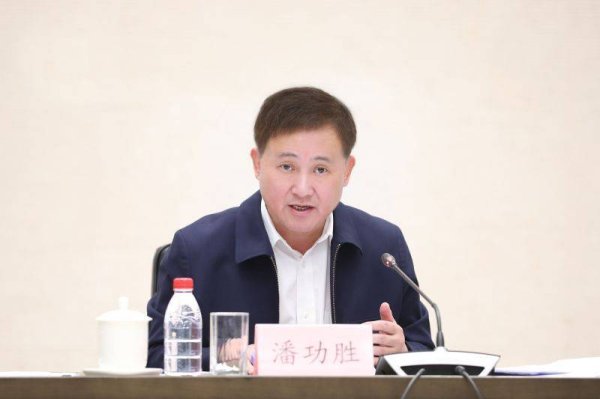 美股配资官网入口 央行行长潘功胜主持召开金融支持实体经济座谈会